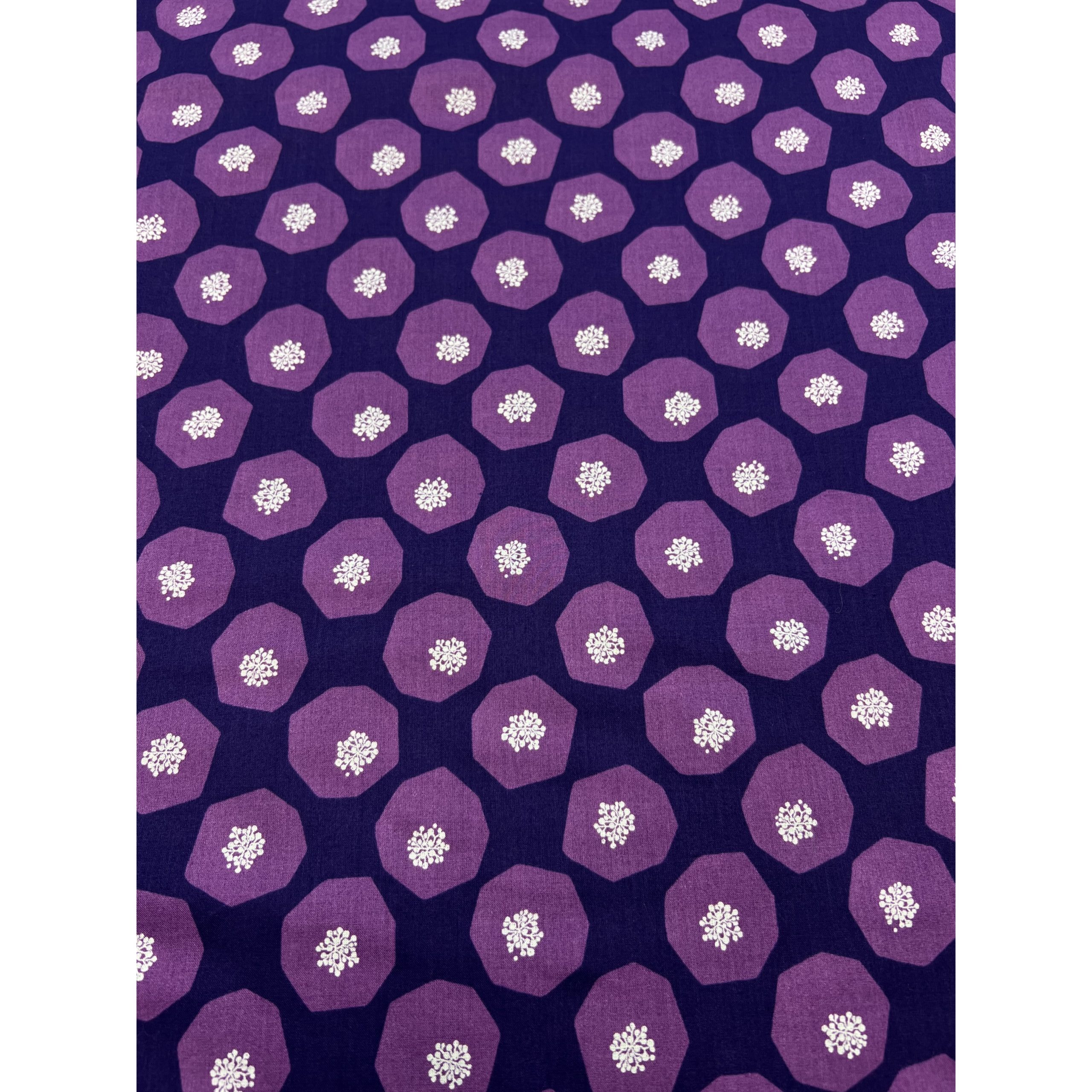 Mönstrat bomullstyg 110cm br. - KOKKA färg lila - Bild 2