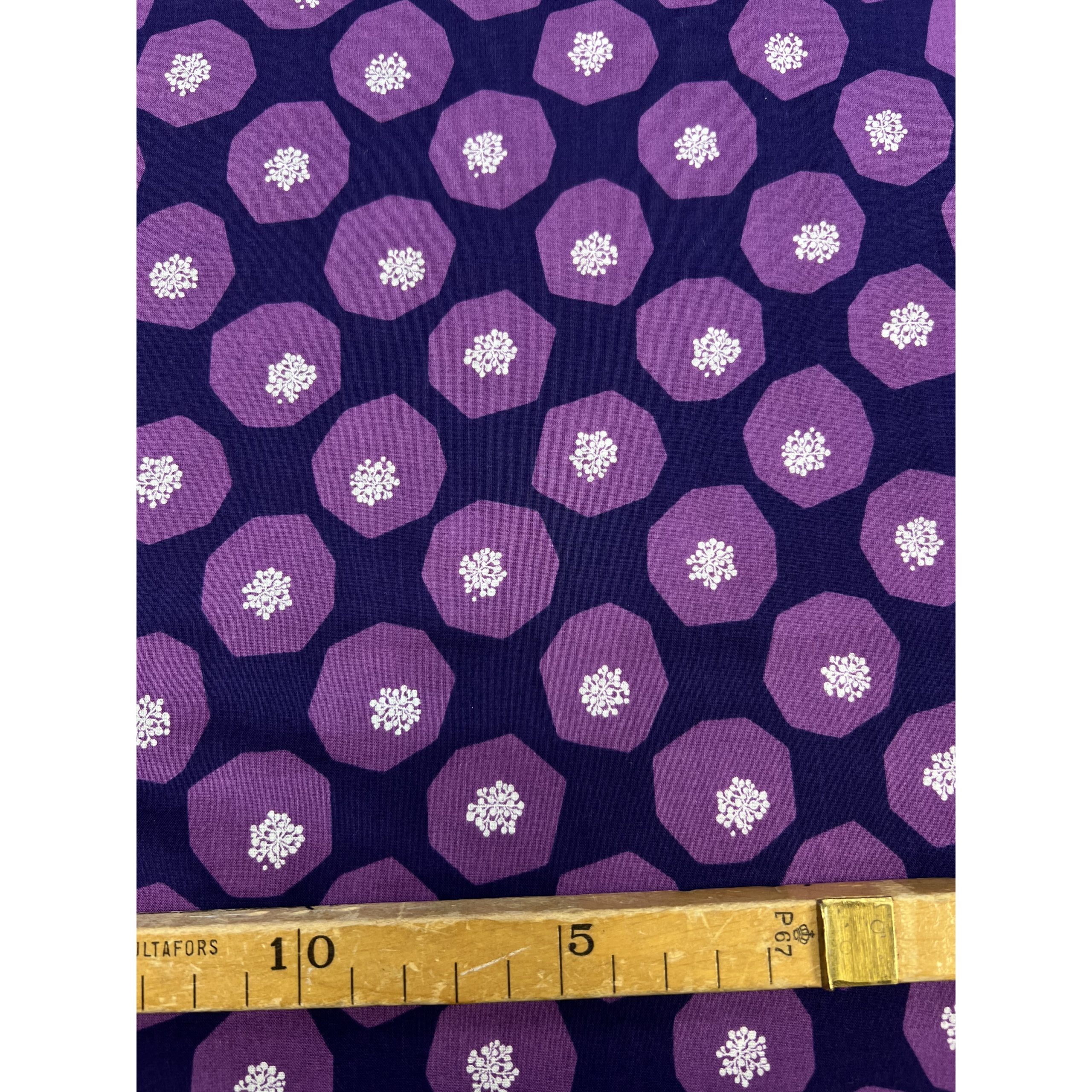 Mönstrat bomullstyg 110cm br. - KOKKA färg lila - Bild 3